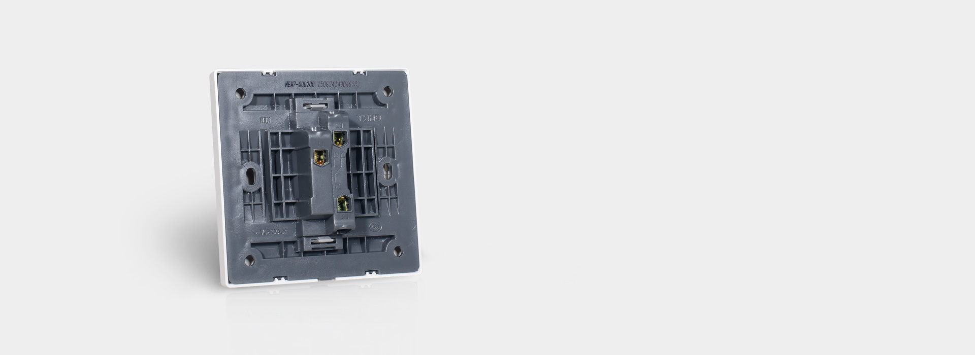 V型接口接線牢固
 相比平底接線口，V型...