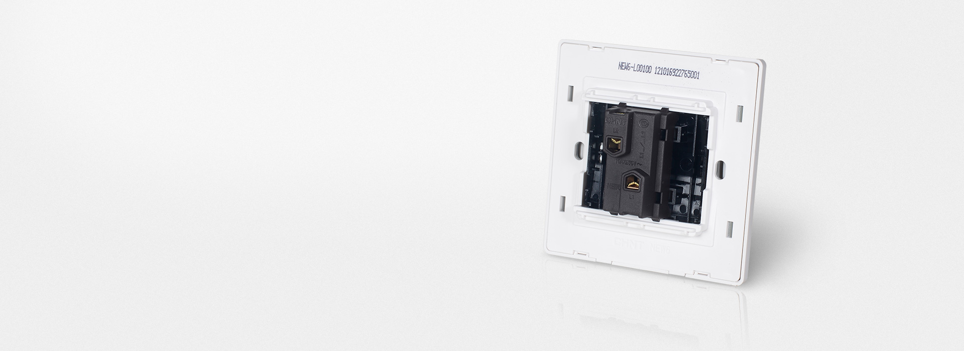 銀合金觸點(diǎn)性能更優(yōu)
 正泰開關(guān)NEW7W...