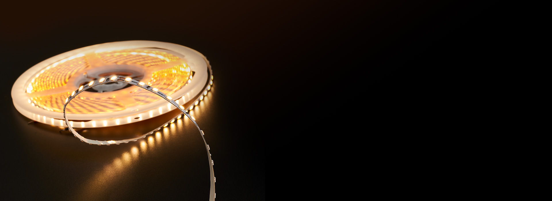 高達(dá)100lm/W光效，綠色節(jié)能
 同功...