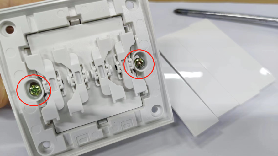 開關(guān)面板如何拆卸-3 開關(guān)面板如何拆卸-3