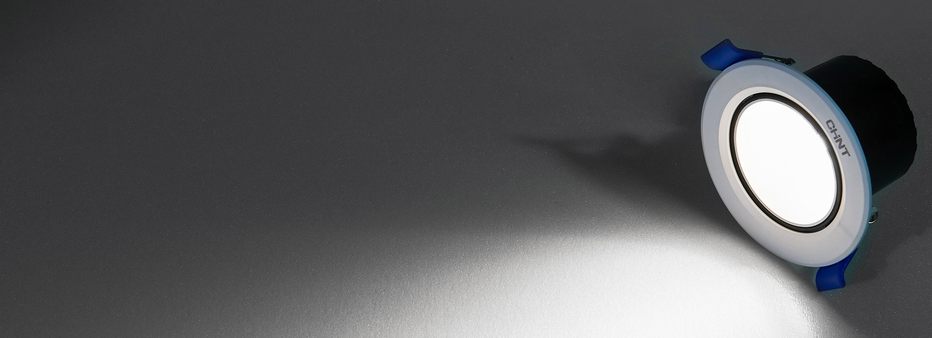 深藏光源防眩 光源深杯內藏，避免直視，...