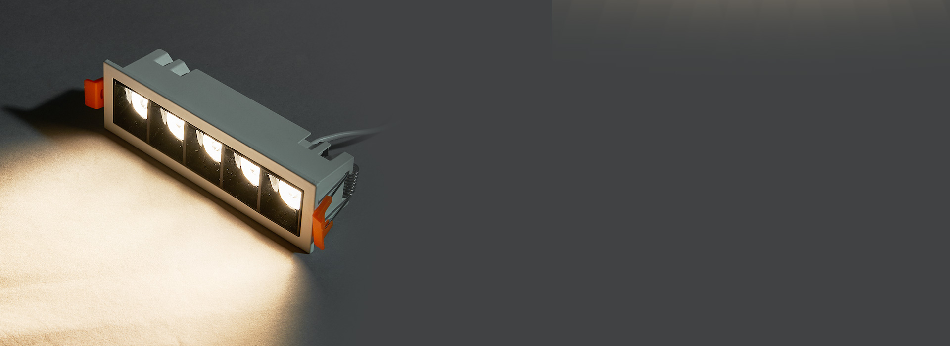 光源深藏，護眼防眩光
 光源深藏，減少眩...