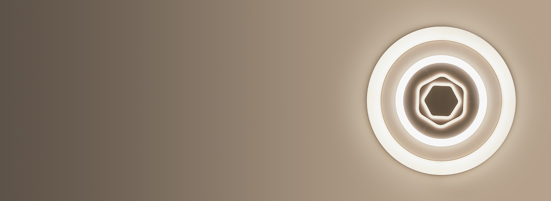 光線均勻，柔和迷人 半透明光學燈罩，透...